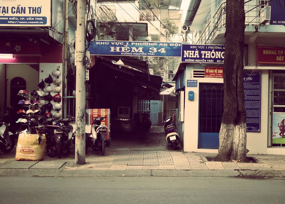 The small path to access to our HomeStay. Please note "Hẻm 34", street Nguyễn Trãi in Vietnamese ->