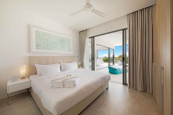 فيلا مكونة من 3 غرف نوم تتسع لـ 6 أشخاص ، وأقل من 5 دقائق سيرًا على الأقدام إلى الشاطئ وحمام سباحة خاص وإطلالة على المحيط ومطبخ مجهز بالكامل. إمكانية الوصول إلى الفيلا بأكملها. غرفة نوم بسرير بحجم كبير