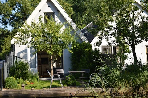 Guesthouse nearby Amsterdam (train 500 mtrs. !!)