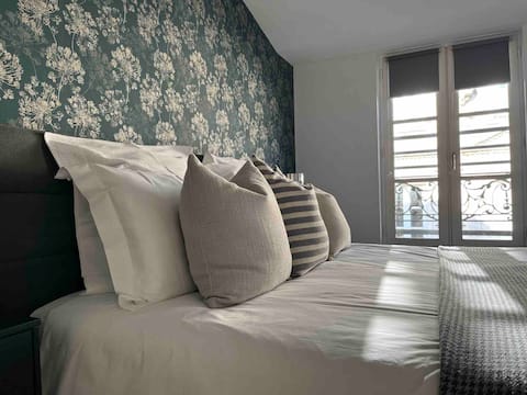Successful Airbnb property: City Center - Spacious Apartment in La Rochelle