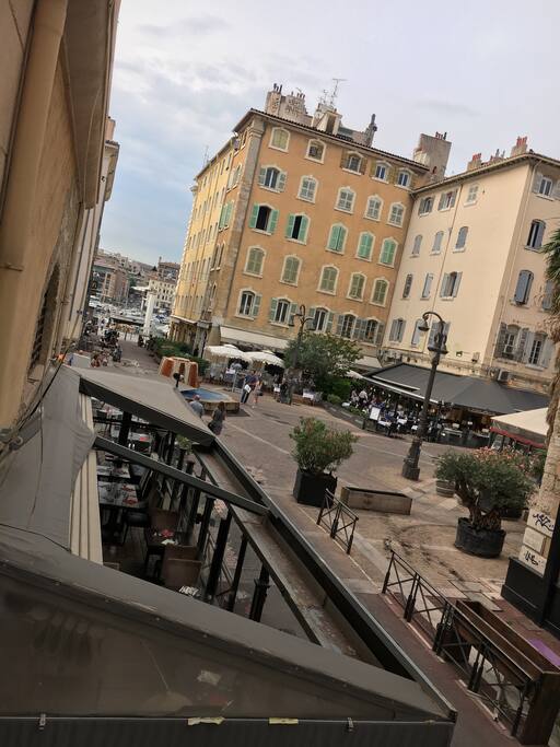 Vue de l'appartement : quartier animé à 20 mètres du Vieux Port