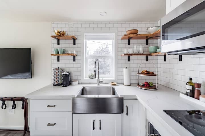 Styled Studio • Central To All Seattle Attractions - Seattle, WA