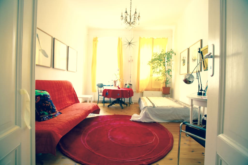 Warm colors, sunshine, a round carpet.