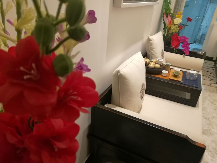 鲜花环绕中式罗汉塌
