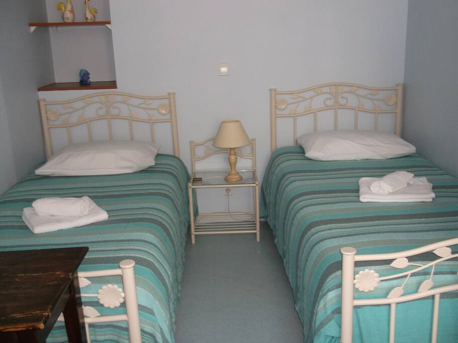 2° chambre : 2 lits de 90