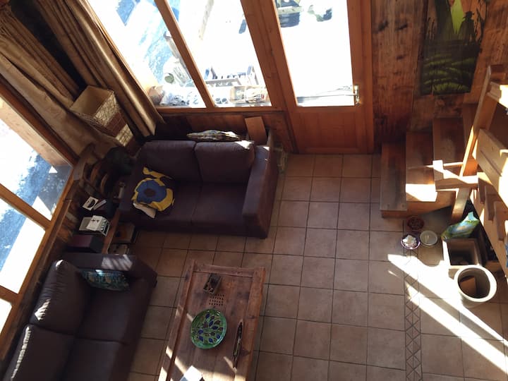 მისაღები ოთახის ხედი ტერასასა და ბაღზე