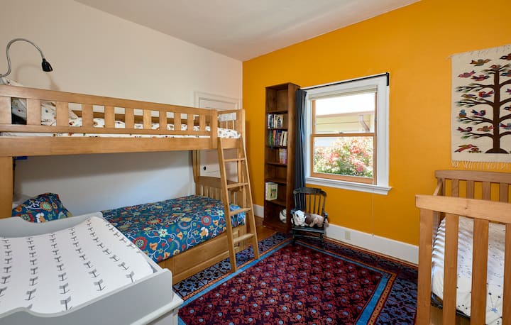 Спална соба 2: во детската соба има кревети на спрат (имајте предвид дека детското креветче веќе не е достапно)