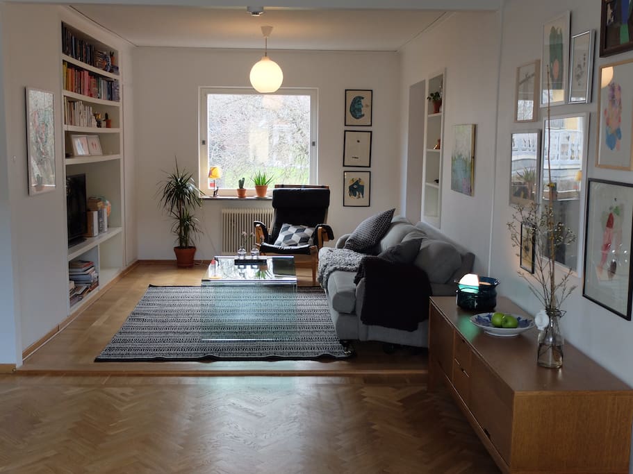 Open, airy livingroom.