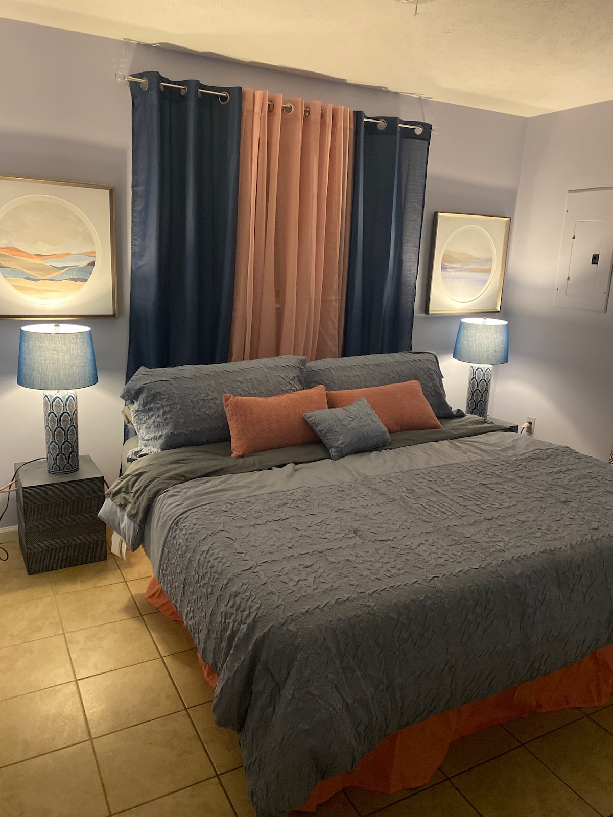 Spálňa 2 zahŕňa manželskú posteľ, dve lampy a nočné stolíky, veľké zrkadlo a šatník.