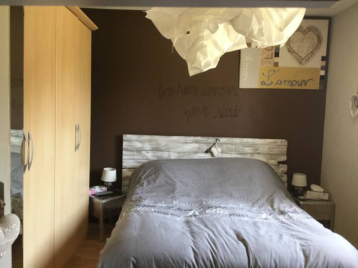 Un dormitorio doble con vistas a la piscina
