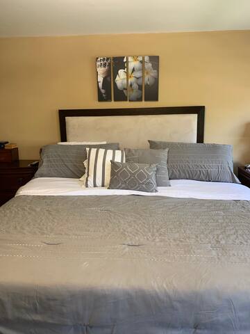 Beautiful 4 Bedroom Home with parking gallery image 4