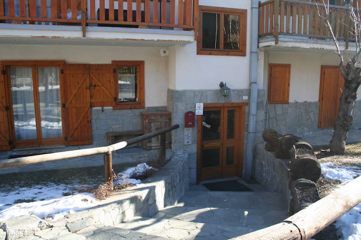 Entire home with 2 bedrooms in Valle d'Aosta/Vallée d'Aoste (Province) - The Flower House