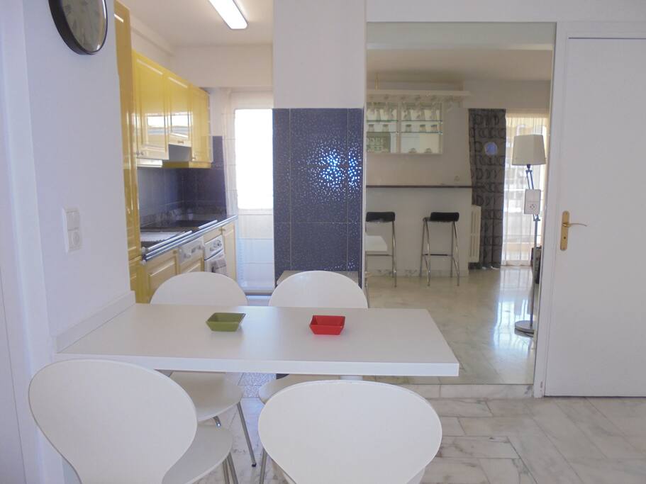 Dining room - Equipped kitchen Coin dîner - Cuisine équipée