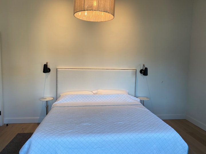 King bedroom with en suite bathtub bathroom