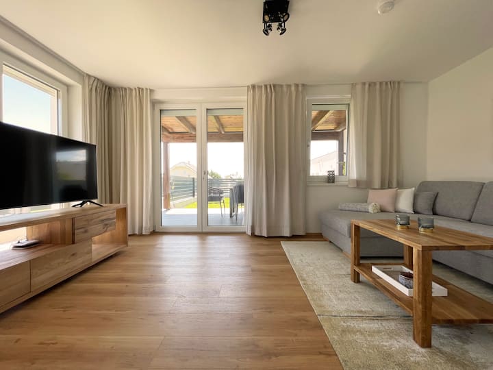 Wohnzimmer mit Zugang zur Terrasse |可通往露台的客厅