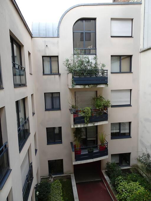 L'appartement donne sur un cour très calme.
