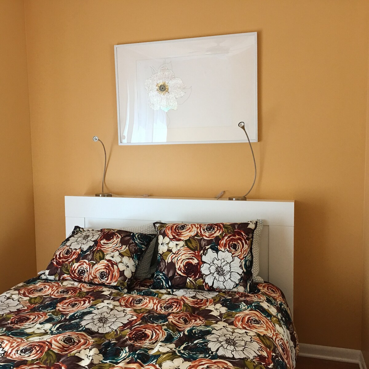 Spavaća soba na drugom katu ima bračni krevet i ormar; prekrivač od 100% pamuka
