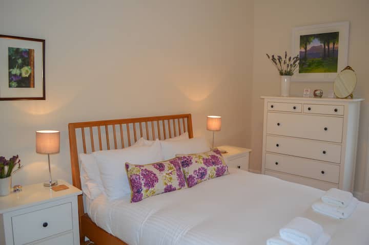 Segundo dormitorio con cama doble Ercol del Reino Unido y vista al jardín común (tamaño de la habitación: aprox. 13'9" x 8'11").  También hay un riel colgante de roble en este dormitorio.

También incluye un riel colgante de roble con perchas para mucha ropa en este dormitorio.