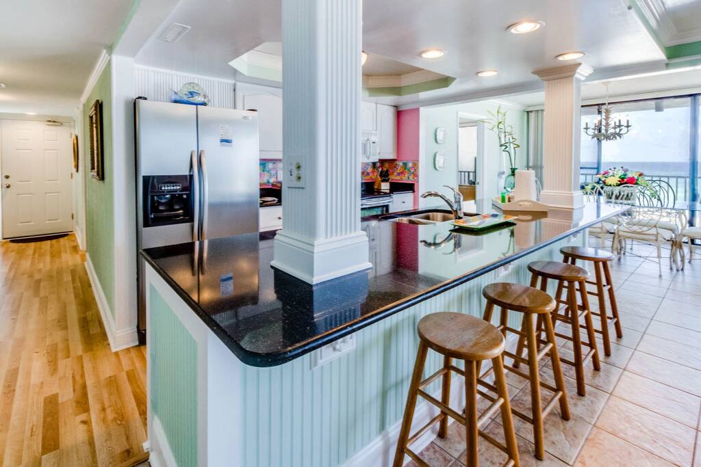 Kitchen with Breakfast Bar