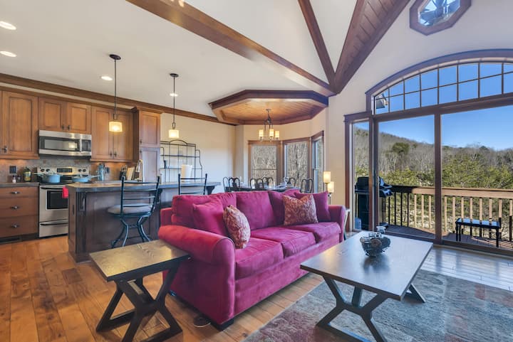 ★You'll love the open concept and the mountain/golf course views - Notice the Grill also ★