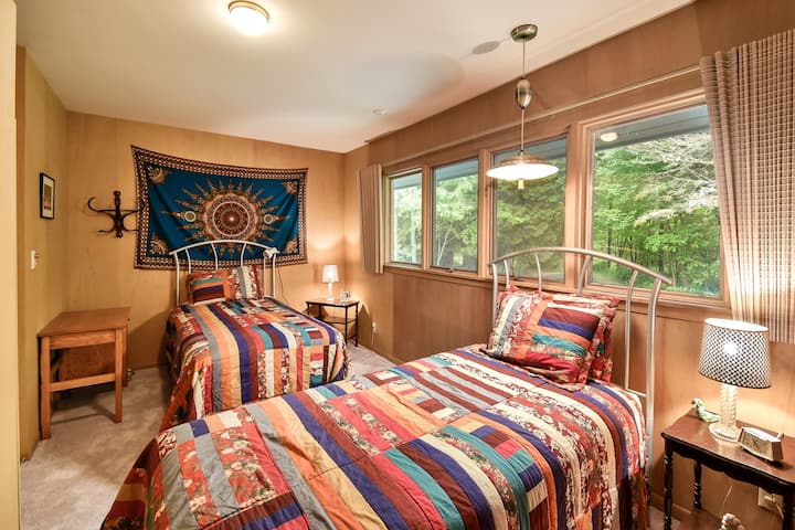 second bedroom with twin beds