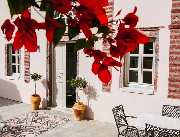 Antique Mansion gallery image 2