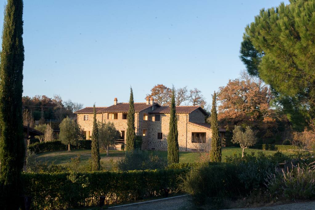 Exterior view of the farmhouse and its neighbouring houses.