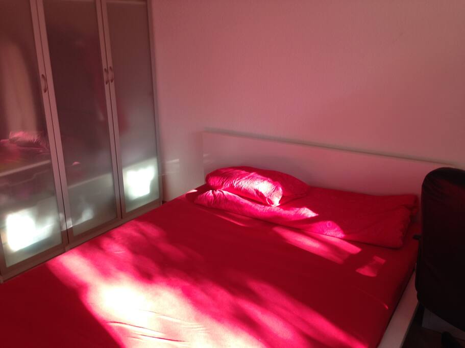 Bett und Kleiderschrank