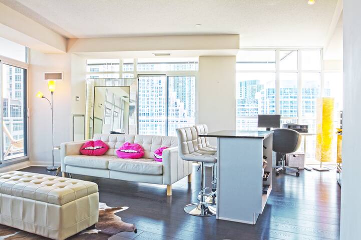 Elegant 2 BD Waterfront Condo Downtown Toronto gallery image 2
