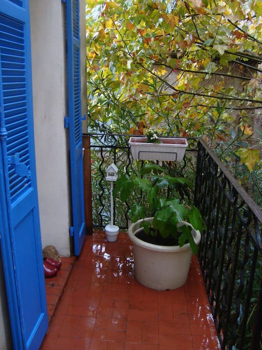 Balcony over the square/Balcon sur la place