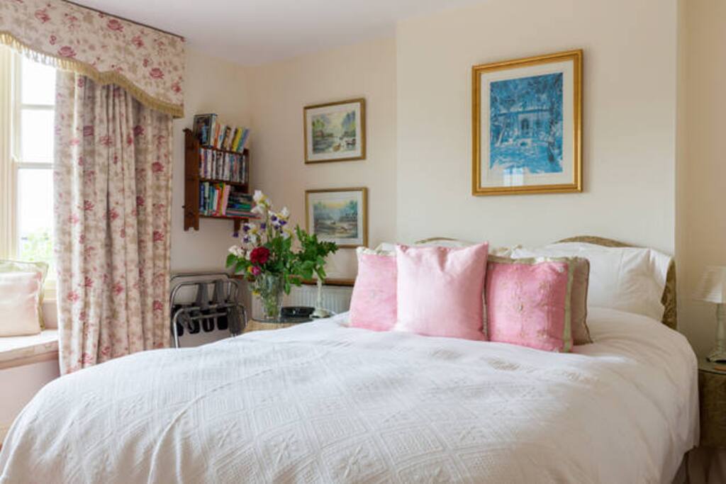 Cotswolds Bed and Breakfast - Family Room with ensuite bathroom