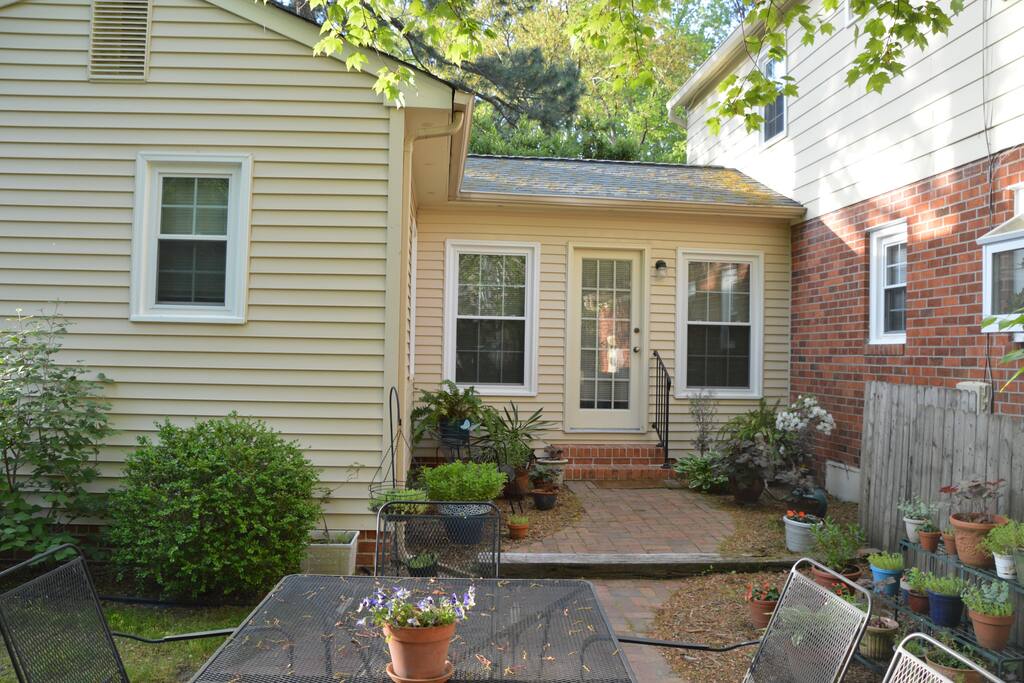 Private entrance/courtyard area