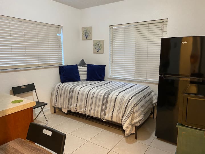 第二间客房配有小厨房，没有炉灶或烹饪。 只有冰箱、微波炉和咖啡壶。 我总是提供咖啡、糖和奶油、盘子、银器
等等。