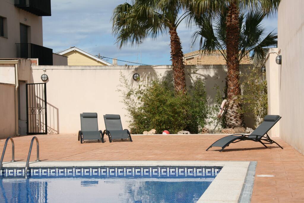 La piscina es comunitaria y está al aire libre