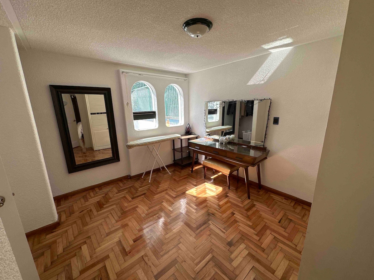 卧室/步入式衣柜，可使用全功能卫生间。
双人床（全新）