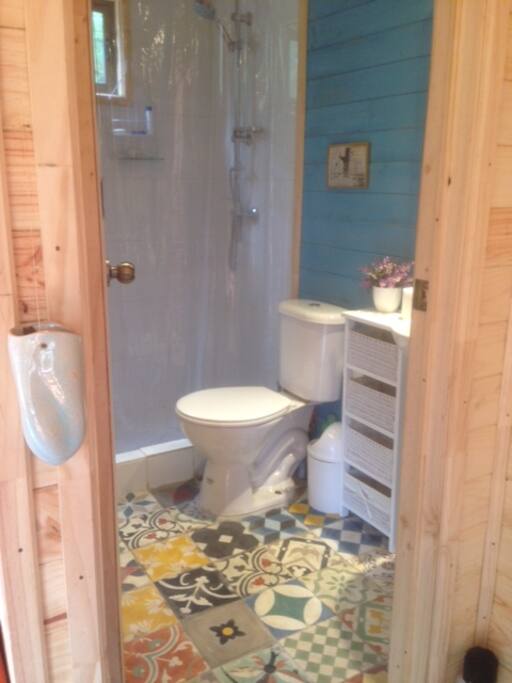 Baño individual con ducha comoda
