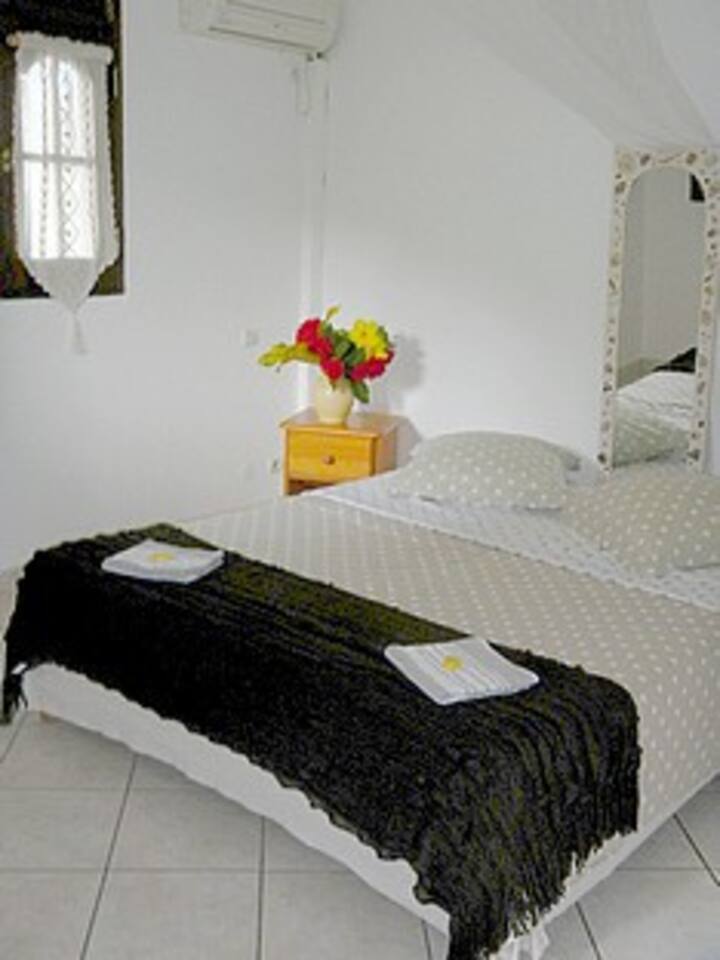 კომფორტული კონდიცირებული საძინებელი 
Პატარა ტელევიზორი
საშხაპე ოთახი დამოუკიდებელი სველი წერტილი საშხაპე ოთახი 
სათავსო 