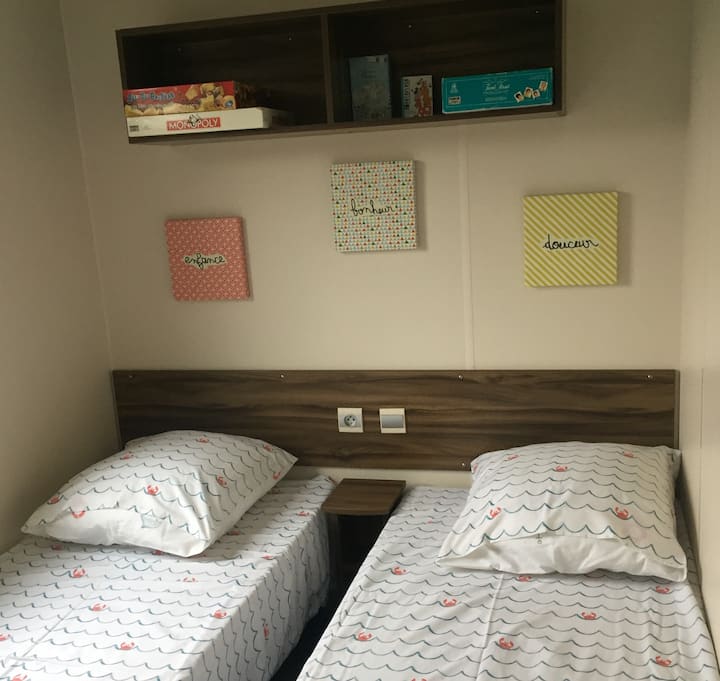 ห้องนอน 2 พร้อมเตียงเดี่ยว 2 หลังขนาด 80x190 ซม.