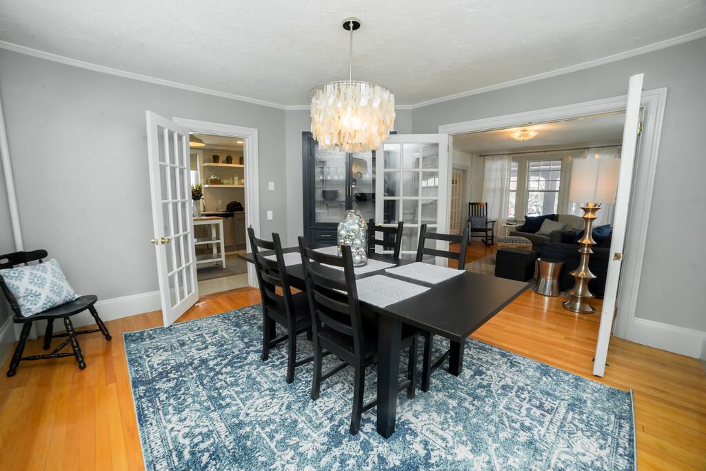 Plenty of dining space in the gorgeous dining room or sample wonderful cuisine from any one of the many fine eateries, just a short walking distance away.