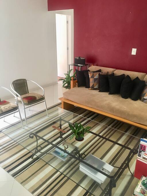 Sala-de-estar e acesso ao quarto/Living-room and bedroom access.