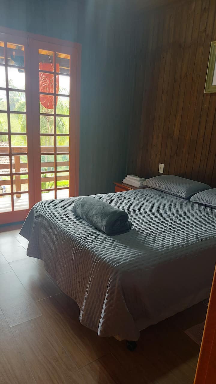 Soba broj 2 :
Bračni krevet, 1 noćni ormarić, 1 komoda, 1 TV i klima-uređaj. 