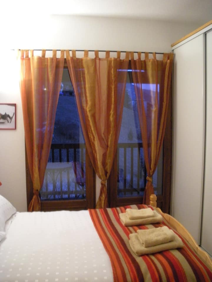 卧室2 - 1张双人床，带小阳台