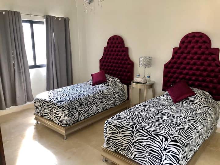 Spálňa s 2 samostatnými lôžkami a plne vybavenou kúpeľňou 