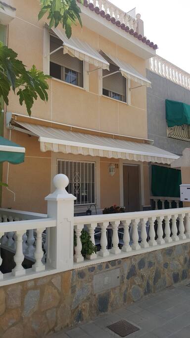 Preciosa casa unifamiliar muy cerca de la playa con amplios espacios y en perfecto estado. Preparada para alojar hasta 6 personas con total comodidad e independencia ya que está distribuida en tres plantas en cada una de las cuales se dispone con un baño con ducha. La casa está dotada de aparato de aire acondicionado frio/calor. Está situada en una zona muy tranquila con fácil acceso y con muchas zonas de aparcamiento. Muy bien comunicada ya que tiene muy cerca parada de autobús y de tranvía que pasa cada 15 minutos y te comunica en 10 minutos con el centro de la ciudad o en poco más con el resto de localidades de la provincia. Rodeado de zonas verdes y ajardinadas.