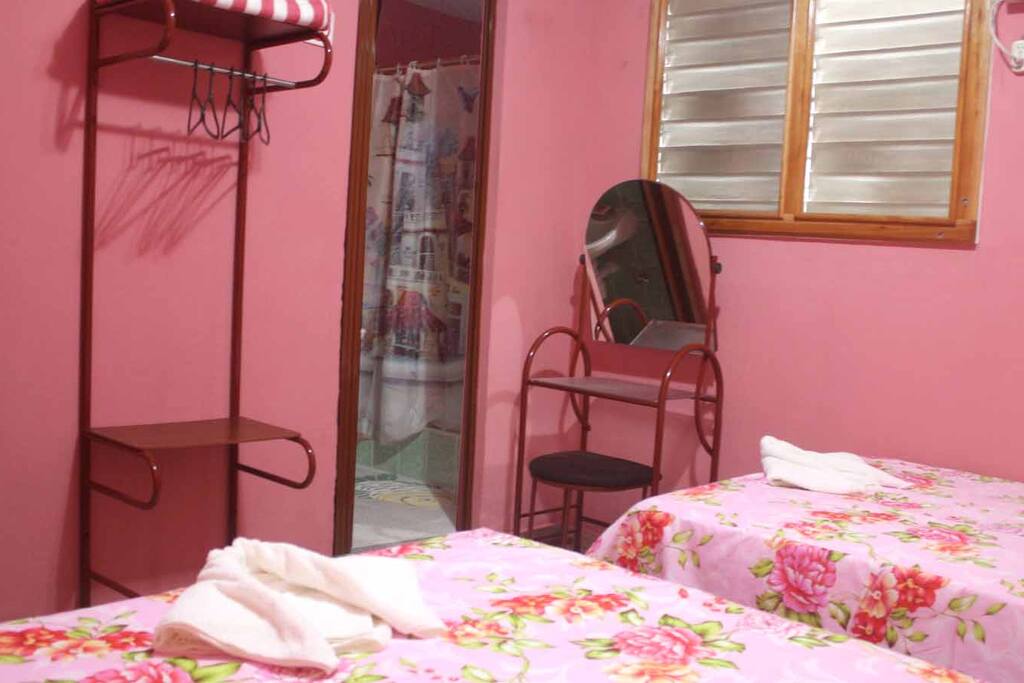 Dormitorio con baño privado, aire acondicionado, refrigerador y demás comodidades