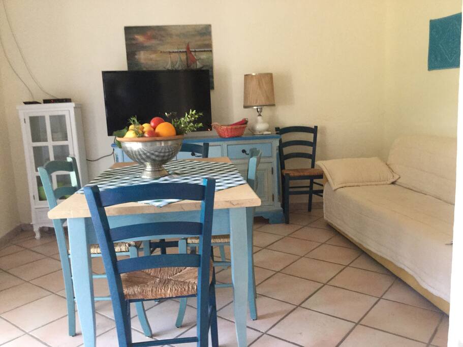 Soggiorno con divano letto matrimoniale
