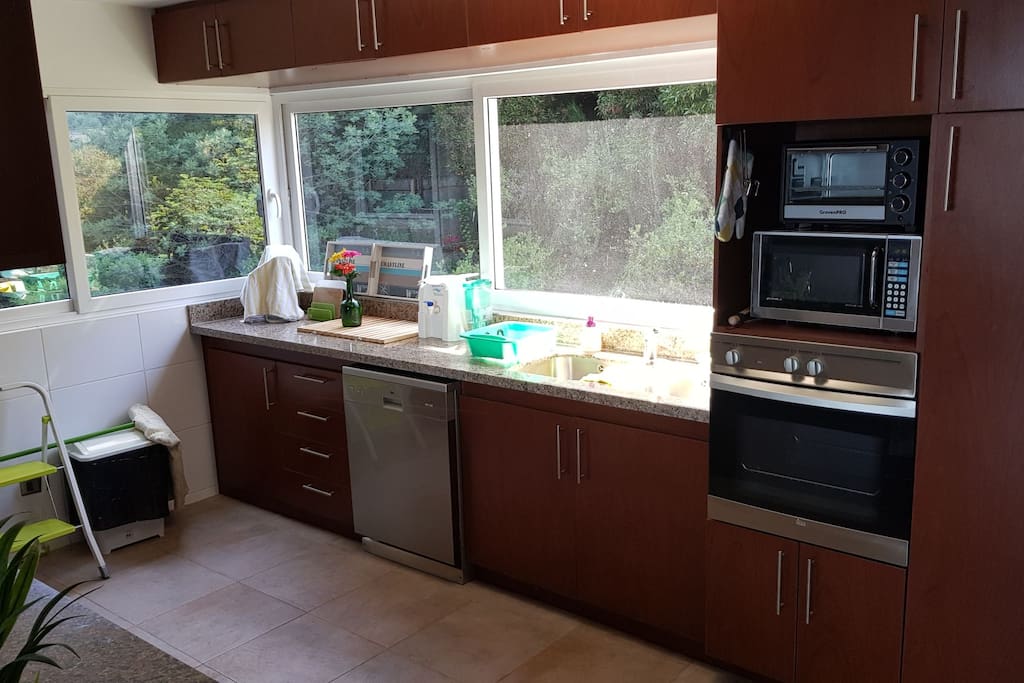 cocina con vista al bosque