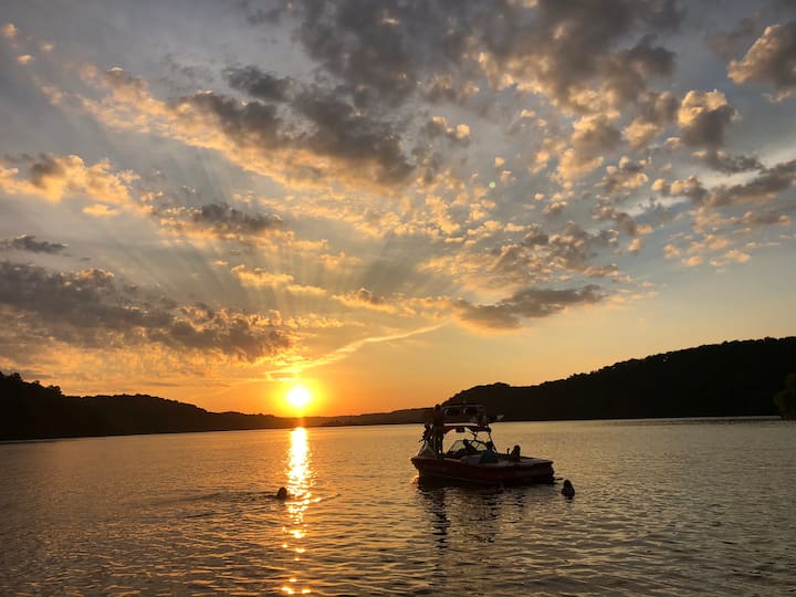 Fire Lake Lodge 
Volleyball, Hot Tub, Kayaks!