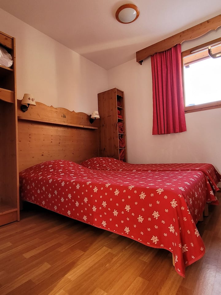 Dormitorio 1 (dos camas individuales)
Televisor montado en la pared (55 cm en diagonal).