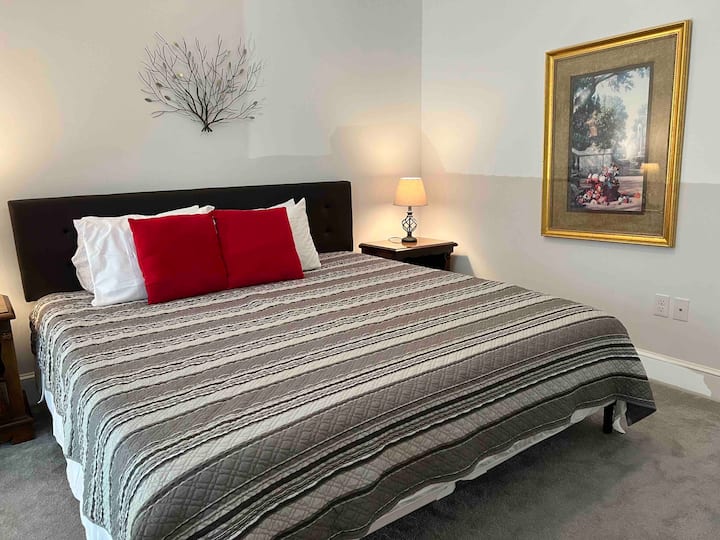 Veliki bračni krevet s komodama i ormarom.
Nudimo Roku i pametni TV.